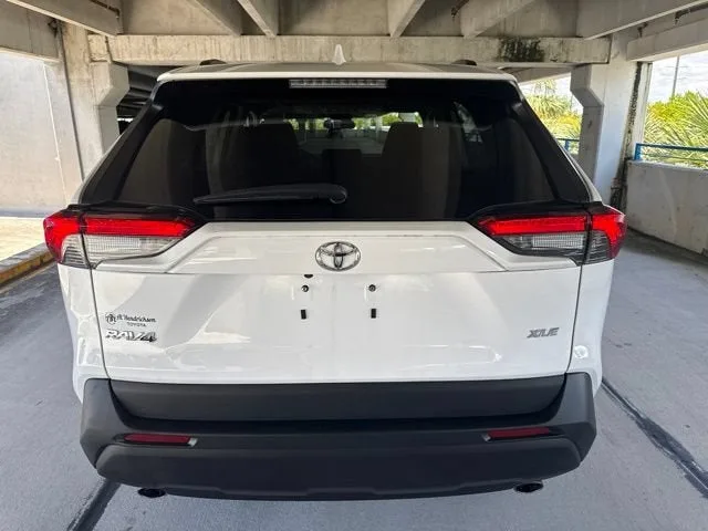 2023 Toyota RAV4 XLE photo 18