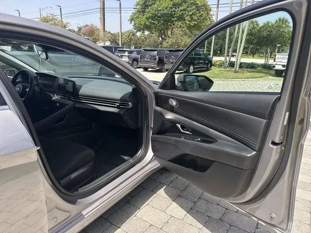 2025 Hyundai Elantra SEL Convenience photo 23