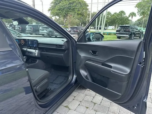 2025 Hyundai Kona SEL photo 23