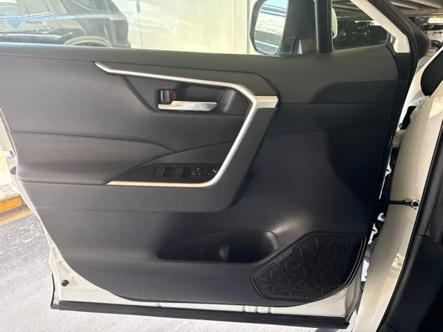 2023 Toyota RAV4 XLE photo 13