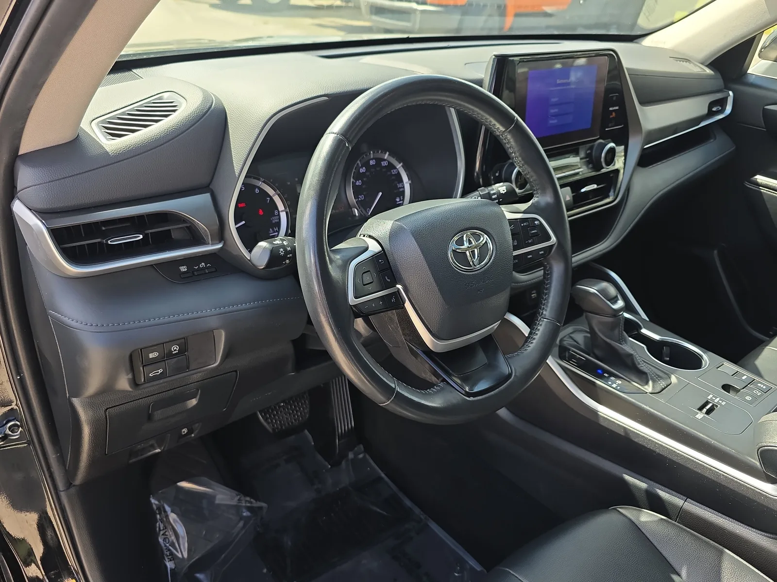 2024 Toyota Highlander LE photo 24