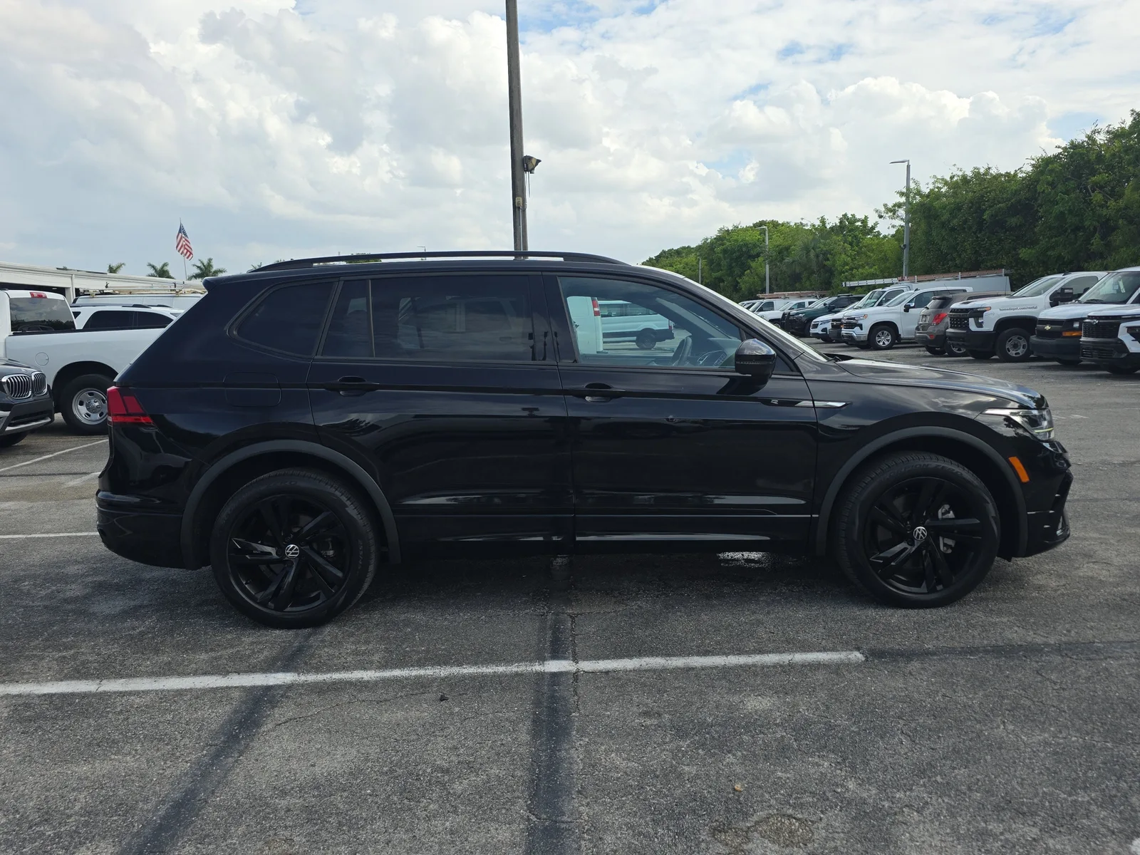 2023 Volkswagen Tiguan SE R-Line Black photo 8