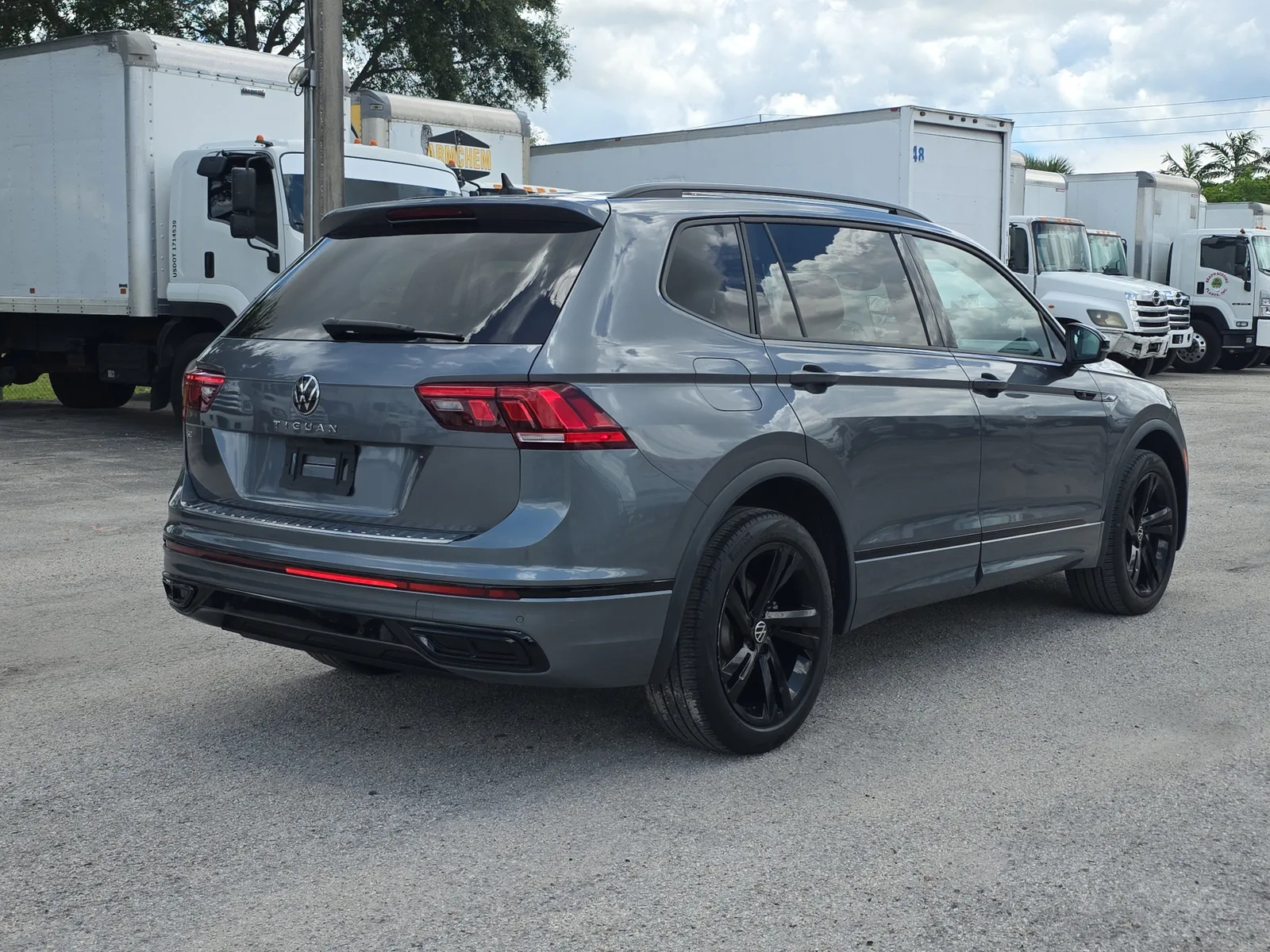 2023 Volkswagen Tiguan SE R-Line Black photo 7