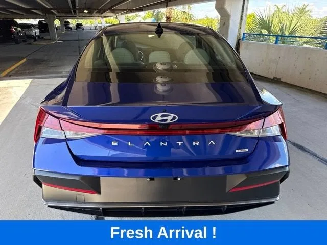 2025 Hyundai Elantra Hybrid Limited photo 17