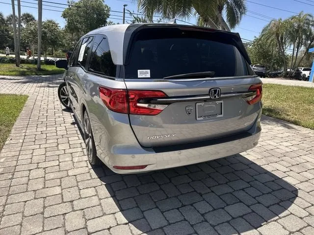 2023 Honda Odyssey Touring photo 12