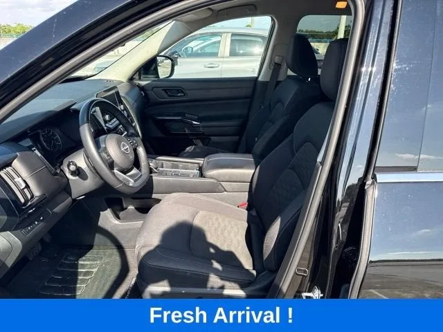 2025 Nissan Pathfinder SV photo 2