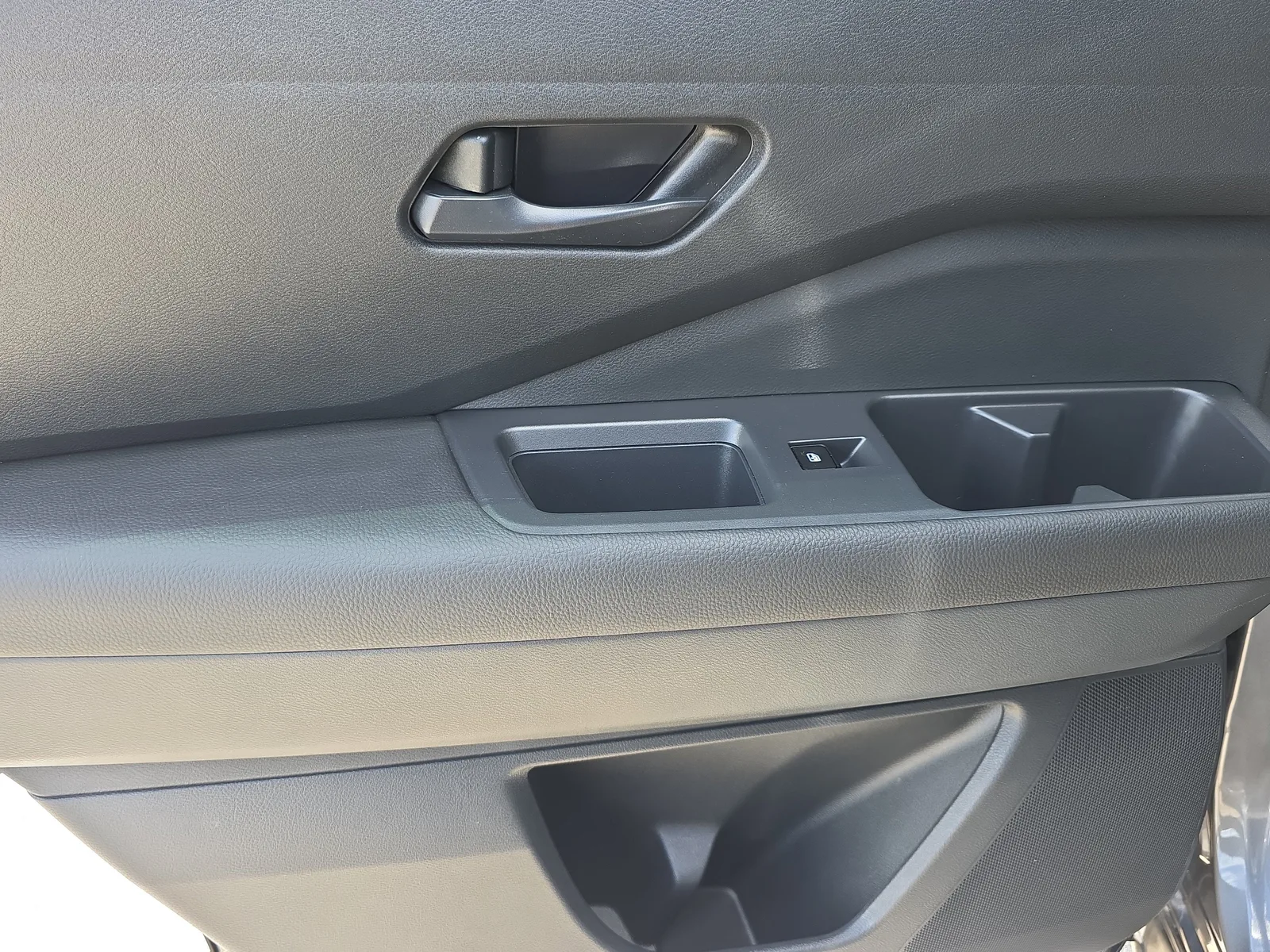 2024 Nissan Pathfinder S photo 13