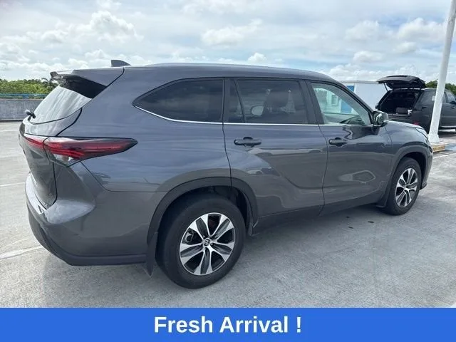 2024 Toyota Highlander LE photo 14