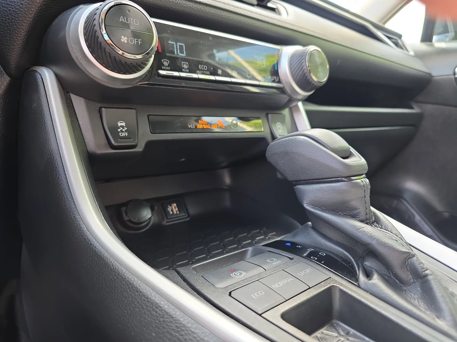 2024 Toyota RAV4 XLE photo 36