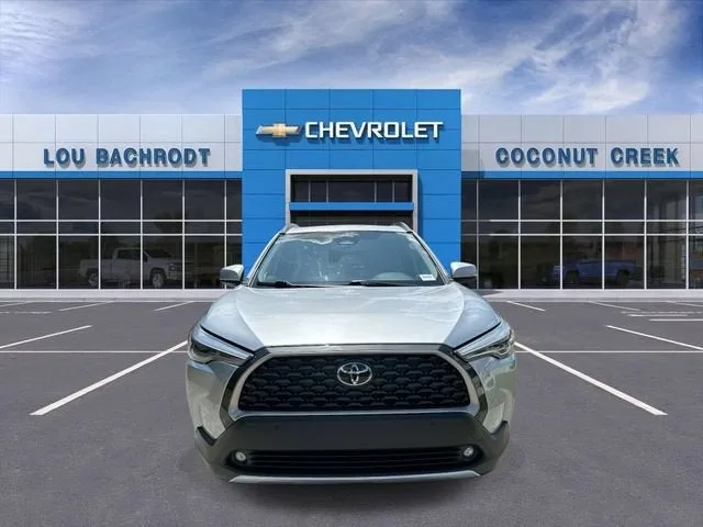 2023 Toyota Corolla Cross XLE photo 3