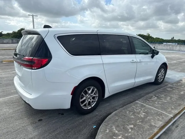2024 Chrysler Pacifica Touring photo 13