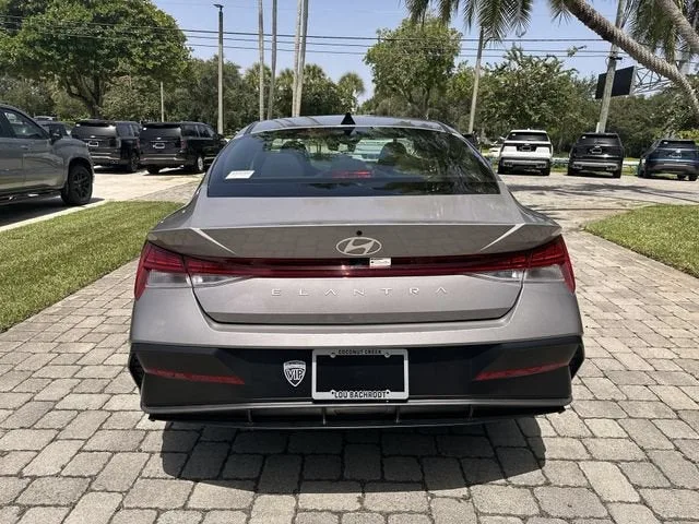 2025 Hyundai Elantra SEL Convenience photo 34