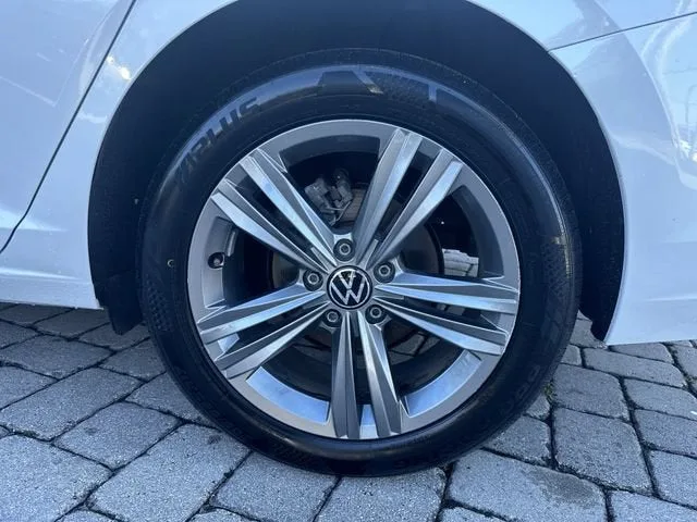 2024 Volkswagen Jetta SE photo 11
