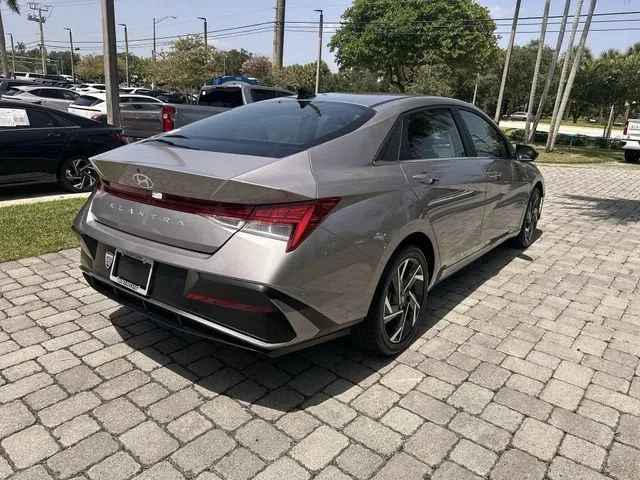2025 Hyundai Elantra SEL Convenience photo 35