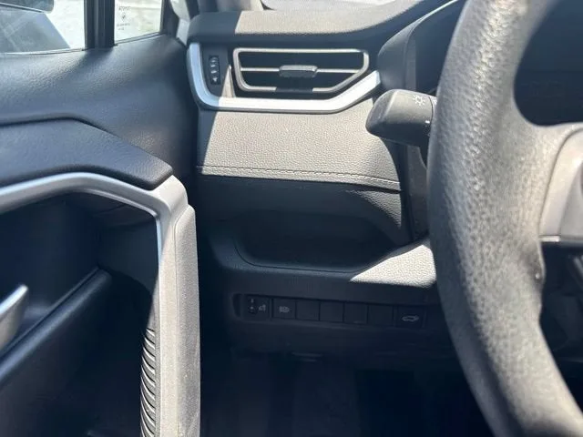 2023 Toyota RAV4 XLE photo 9