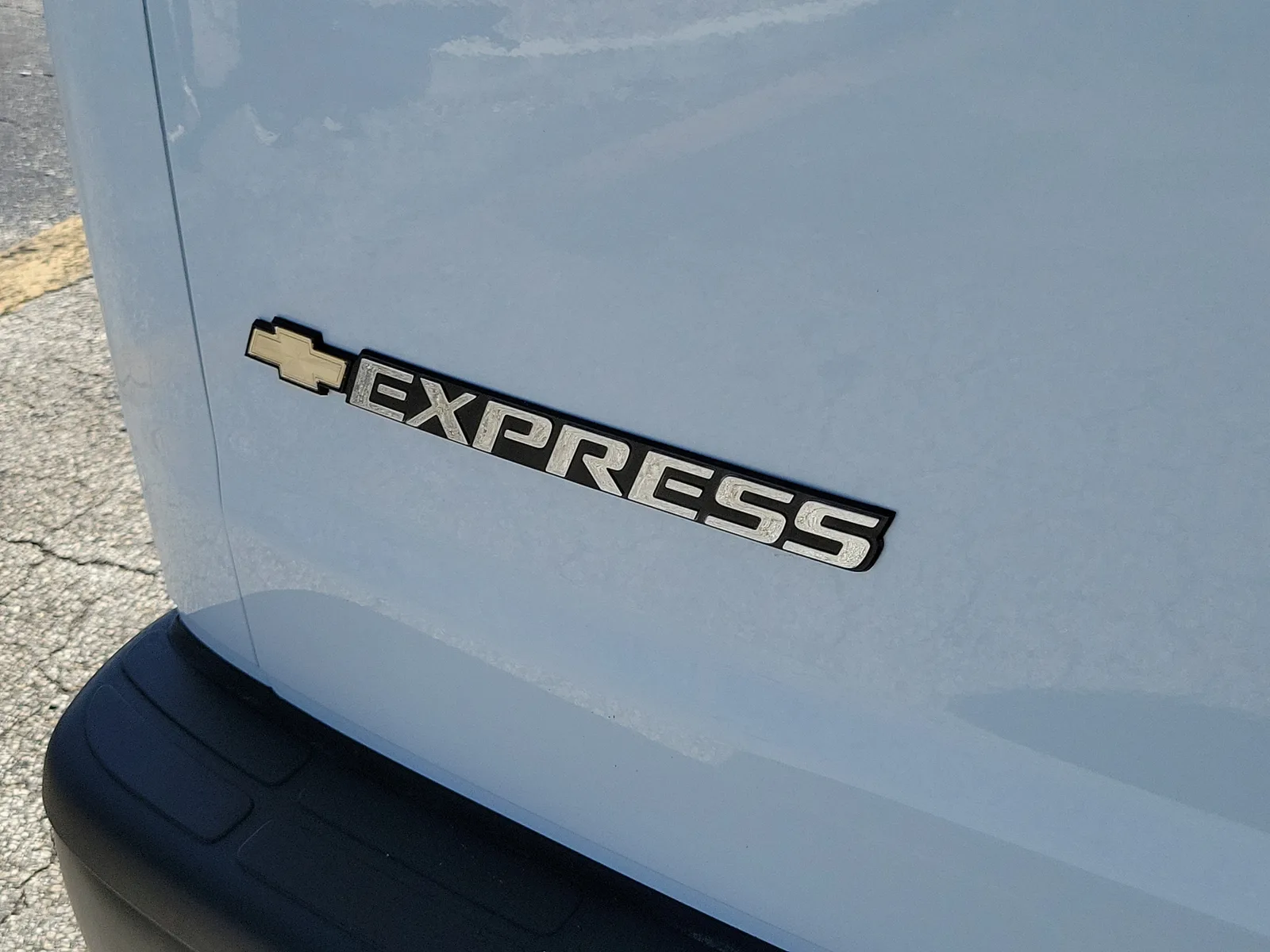 2023 Chevrolet Express Passenger 3500 1LS photo 9