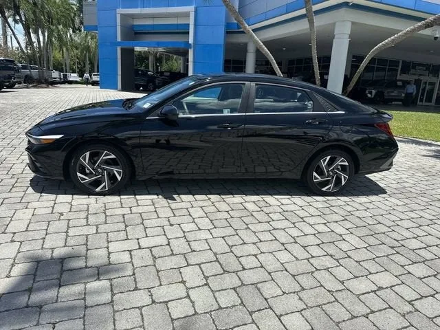 2025 Hyundai Elantra SEL Convenience photo 21