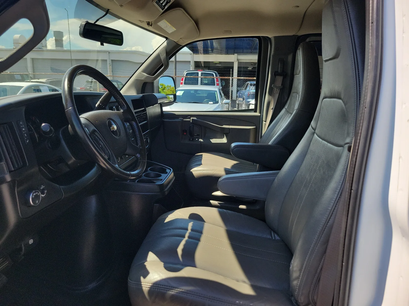 2023 Chevrolet Express Passenger 3500 1LS photo 16