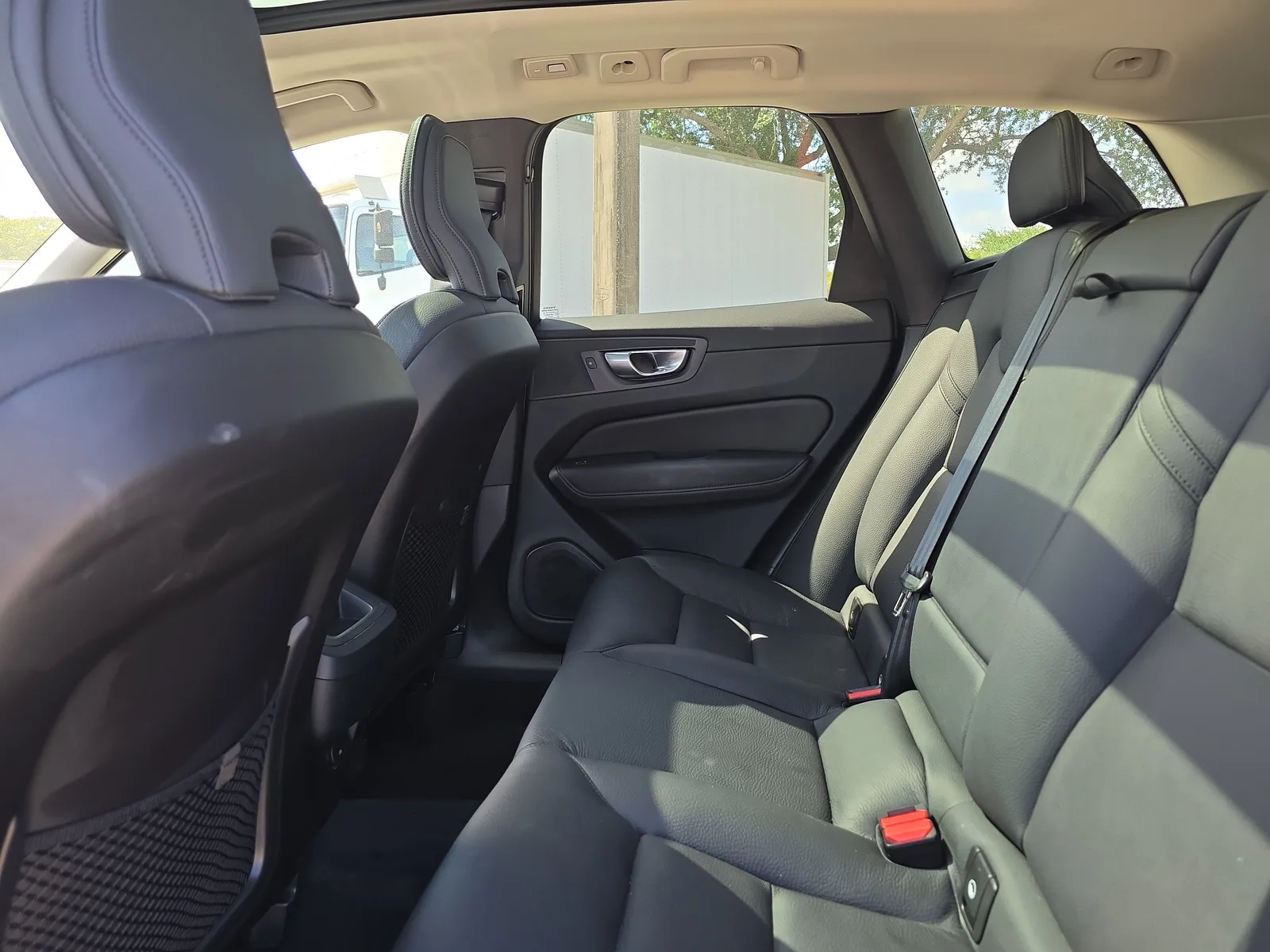 2024 Volvo XC60 Plus Dark Theme photo 16