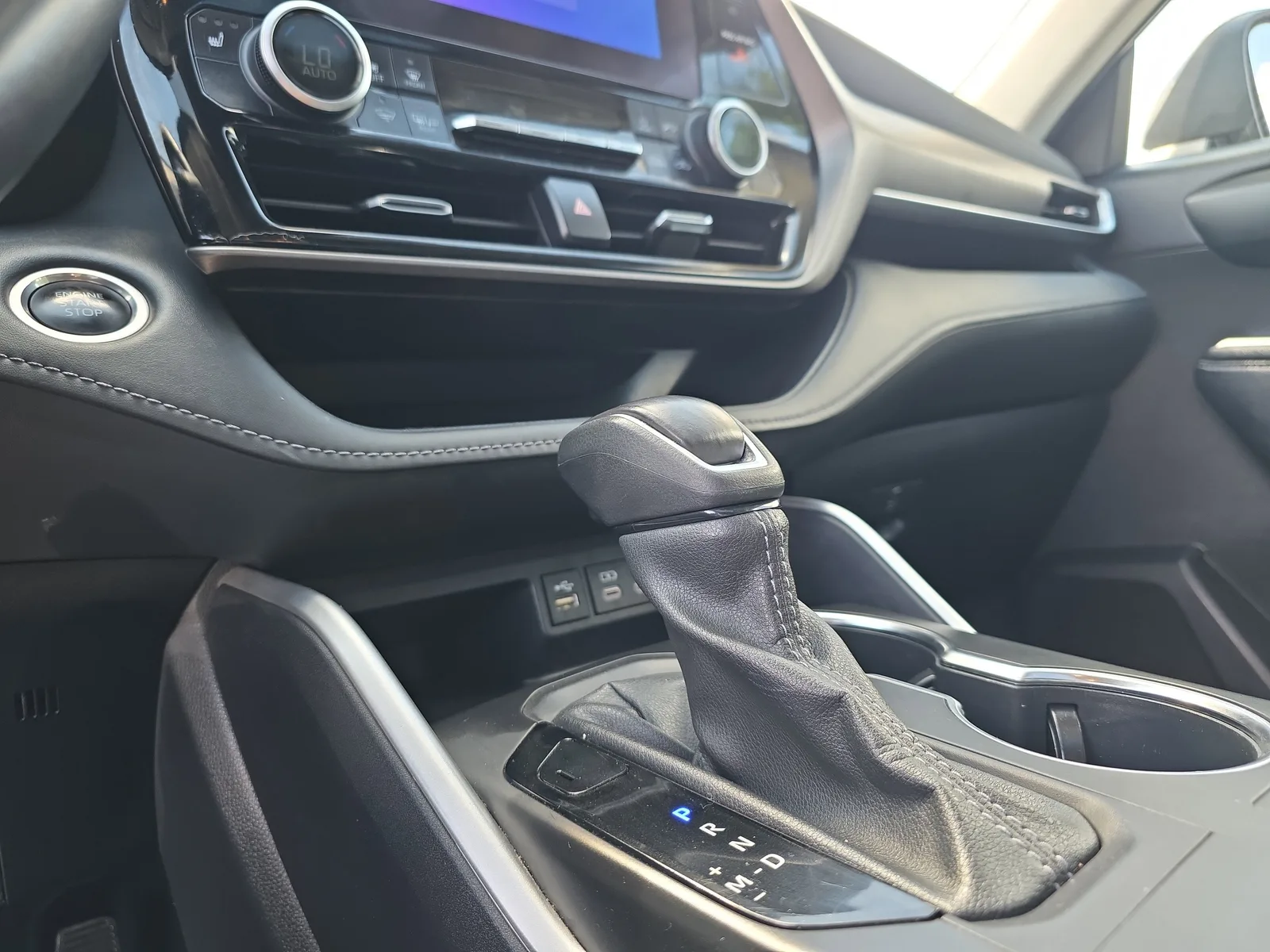 2024 Toyota Highlander LE photo 32