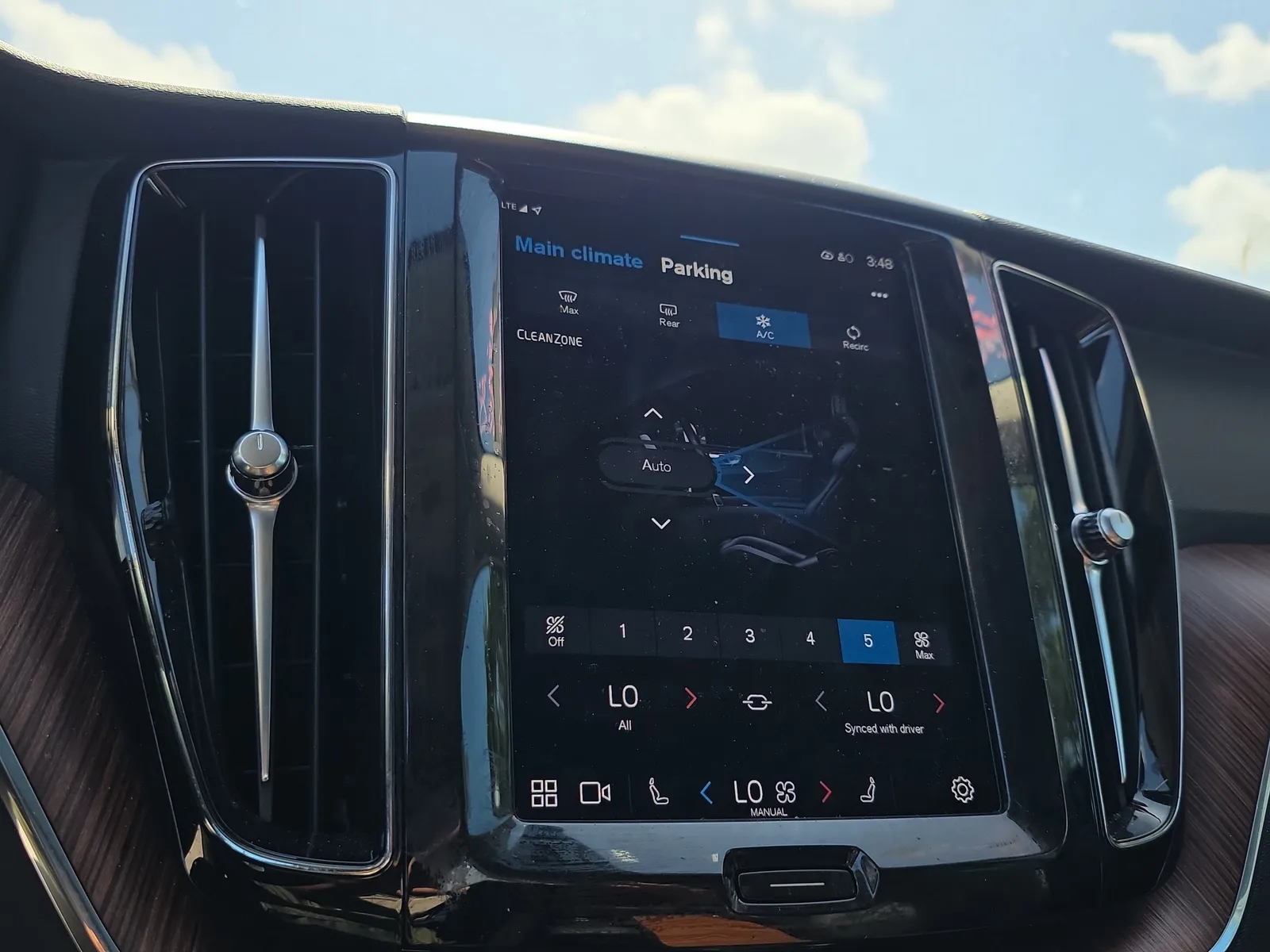 2024 Volvo XC60 Plus Dark Theme photo 30
