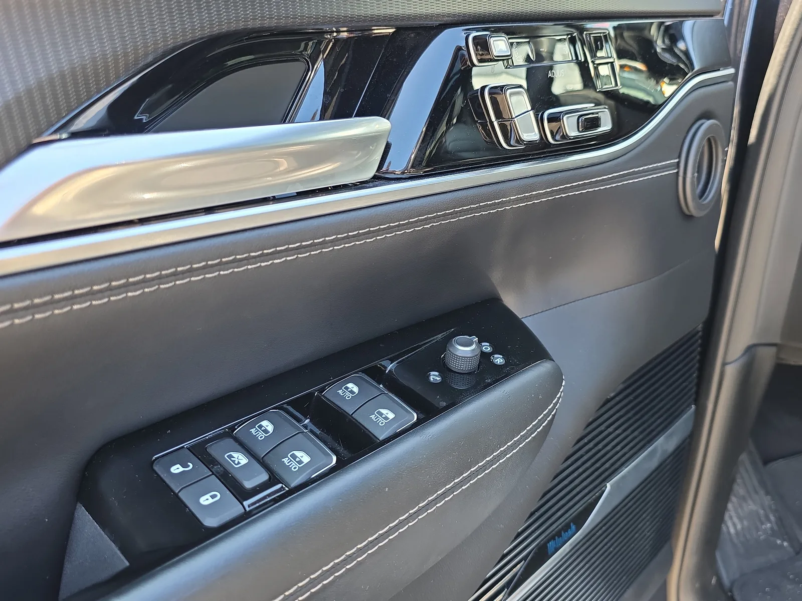 2024 Jeep Grand Wagoneer L Series II photo 23