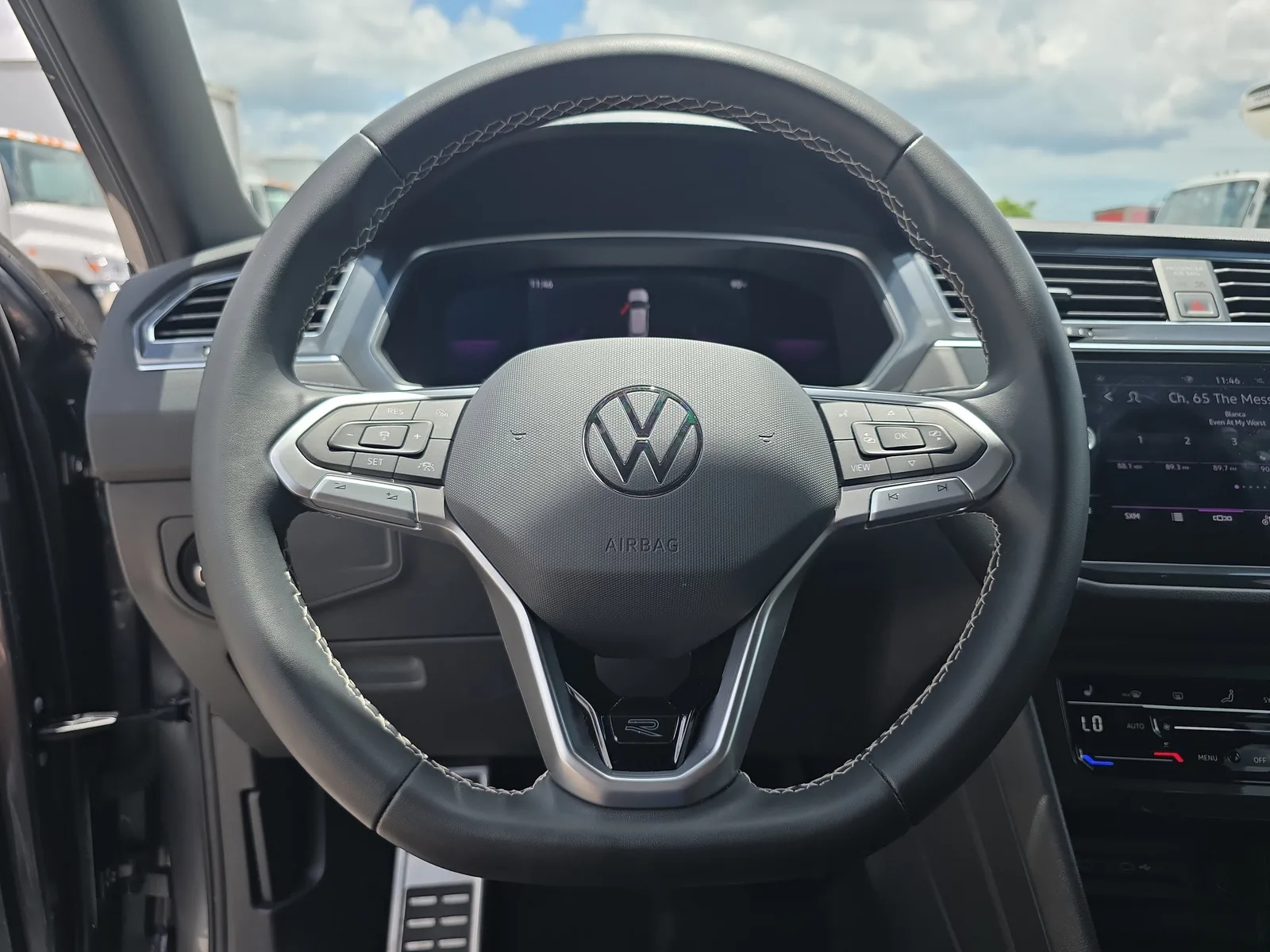 2023 Volkswagen Tiguan SE R-Line Black photo 26