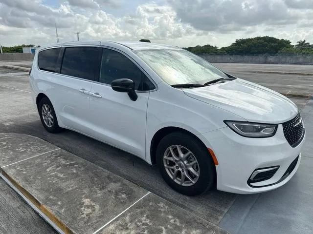 2024 Chrysler Pacifica Touring photo 12
