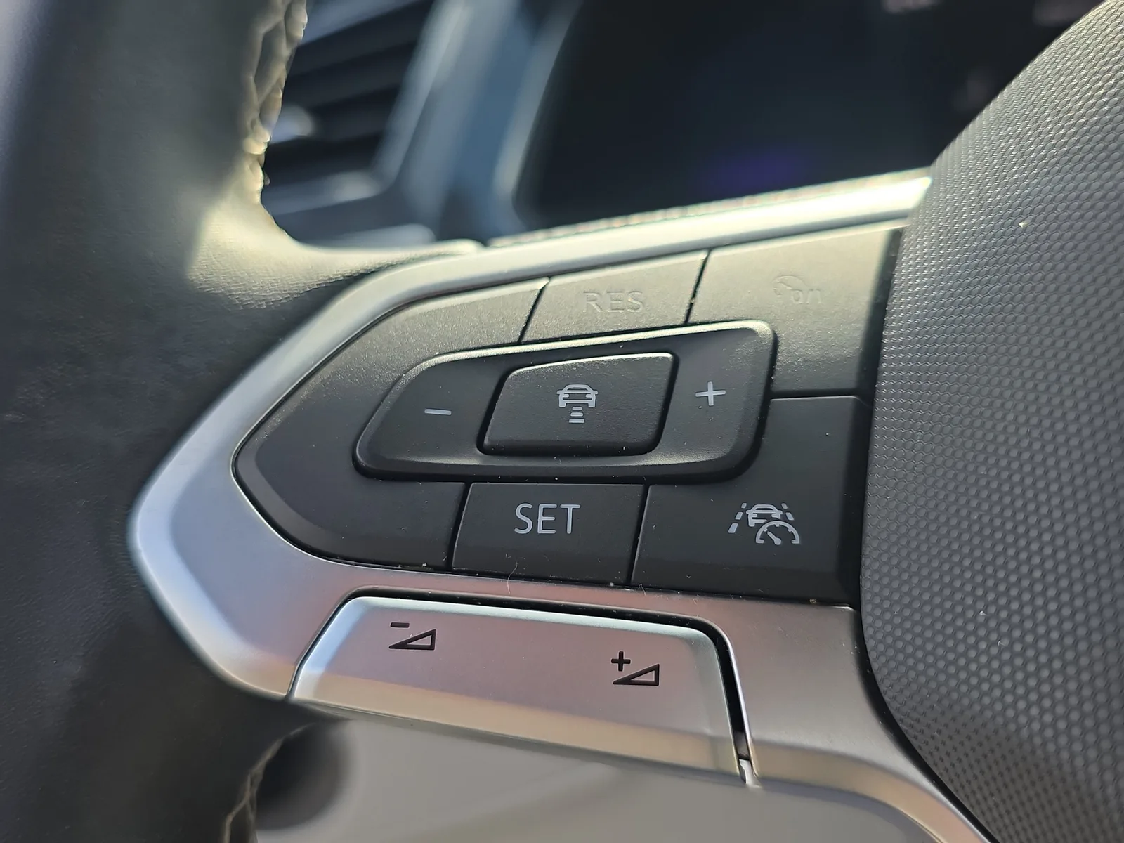 2023 Volkswagen Tiguan SE R-Line Black photo 28