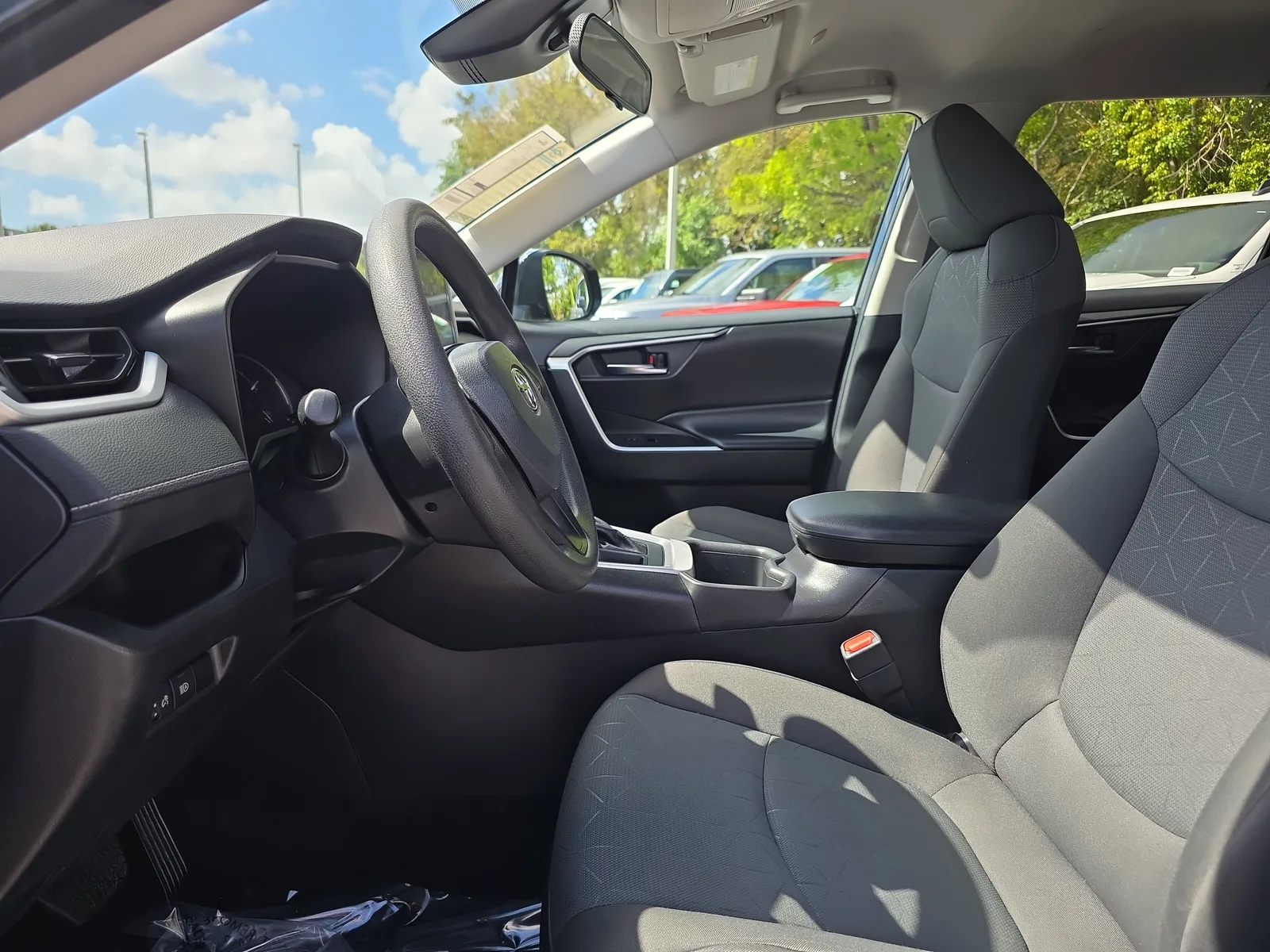 2024 Toyota RAV4 XLE photo 27