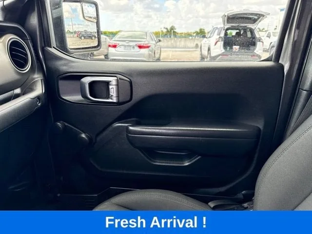 2021 Jeep Gladiator Willys Sport photo 11