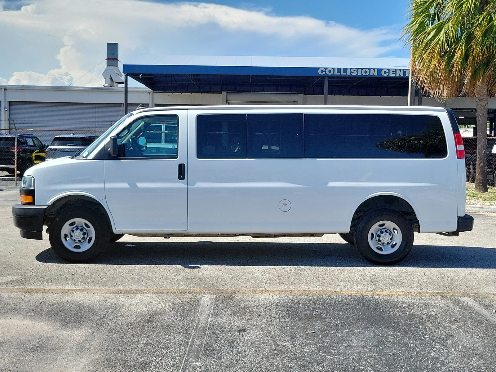 2023 Chevrolet Express Passenger 3500 1LS photo 6