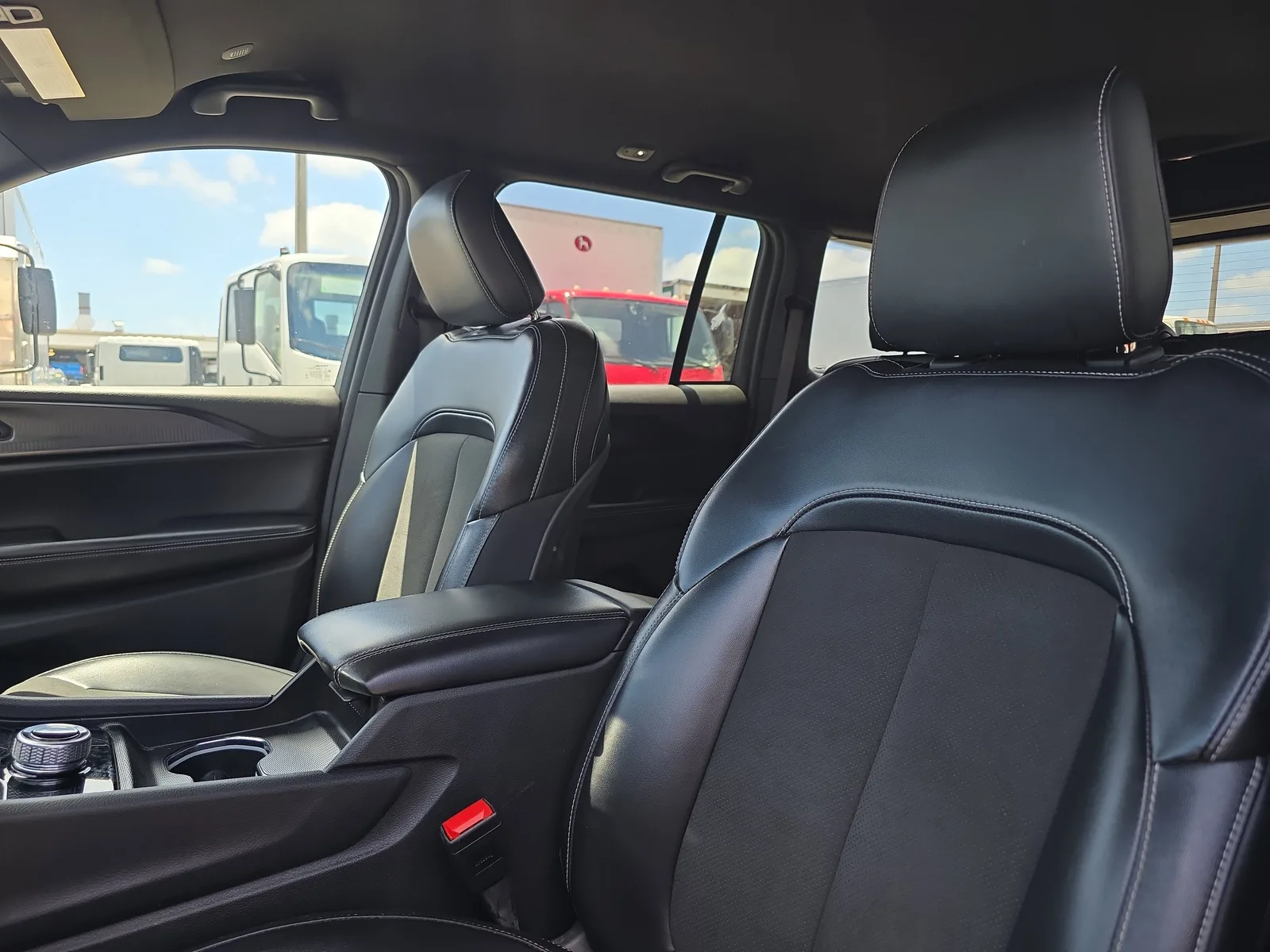 2024 Jeep Grand Cherokee Altitude photo 27