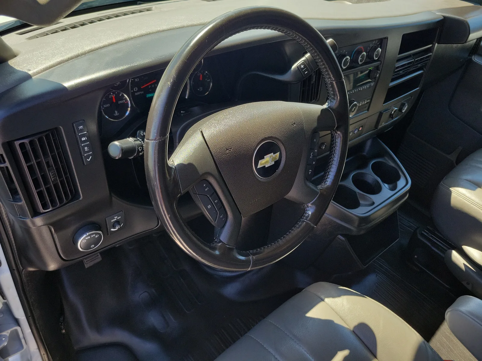2023 Chevrolet Express Passenger 3500 1LS photo 15