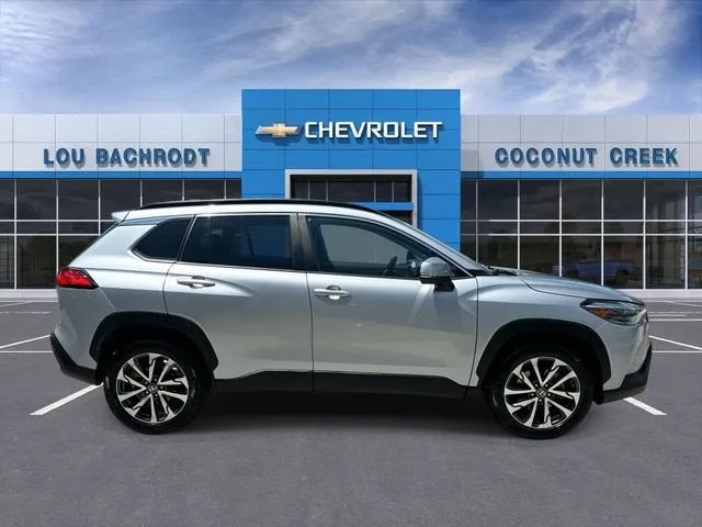 2023 Toyota Corolla Cross XLE photo 9