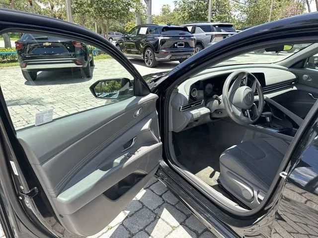 2025 Hyundai Elantra SEL Convenience photo 22