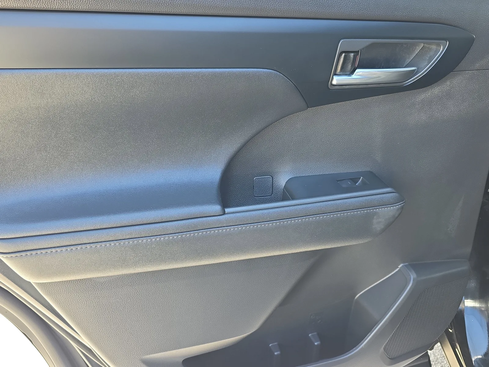 2024 Toyota Highlander LE photo 14