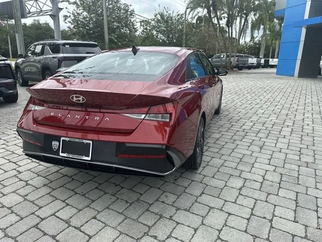 2025 Hyundai Elantra SEL Convenience photo 36