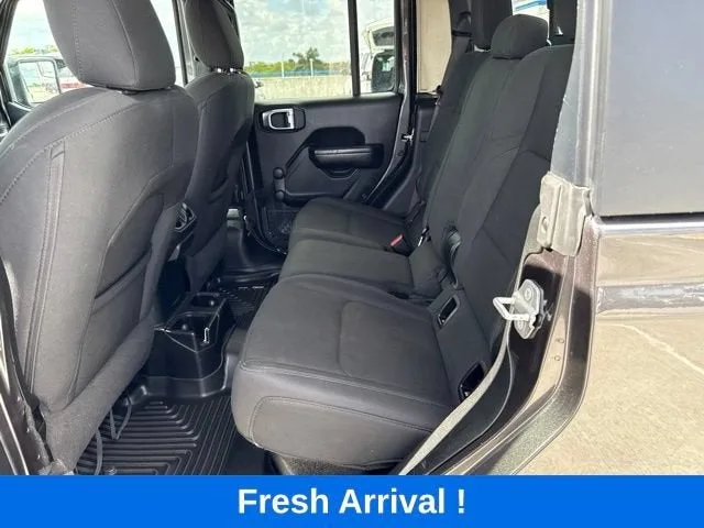 2021 Jeep Gladiator Willys Sport photo 3