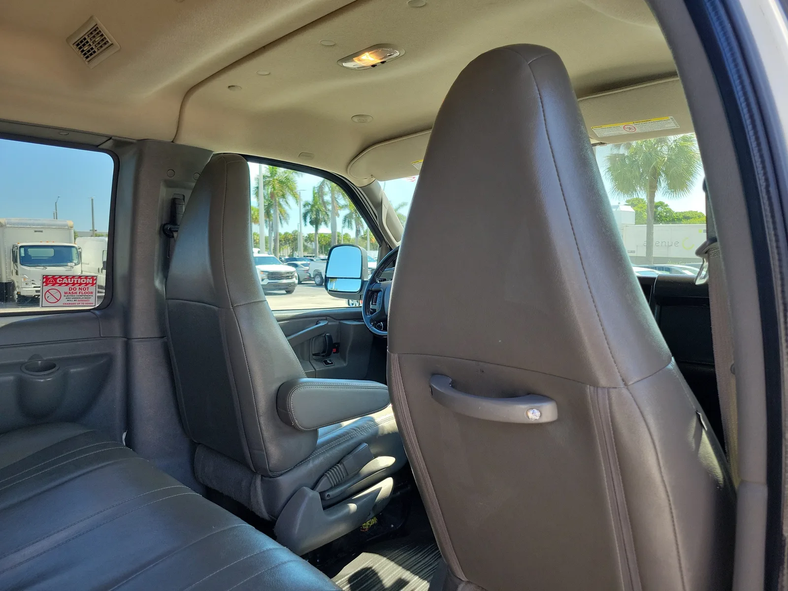 2023 Chevrolet Express Passenger 3500 1LS photo 11
