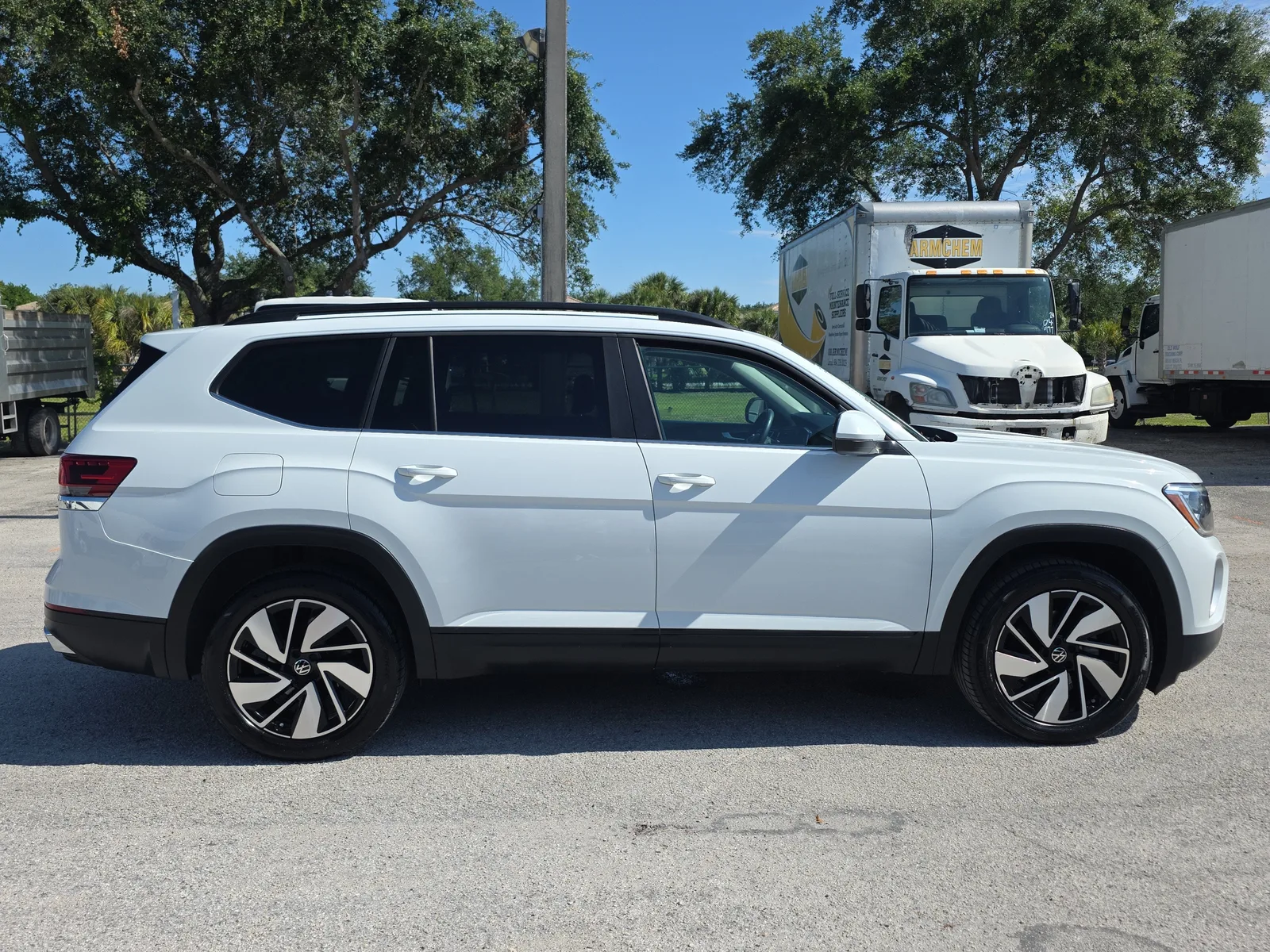 2024 Volkswagen Atlas 2.0T SE w/Technology photo 8