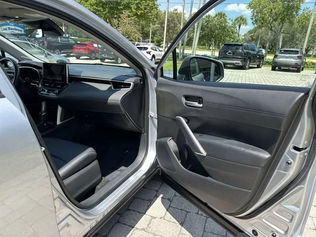 2023 Toyota Corolla Cross XLE photo 23