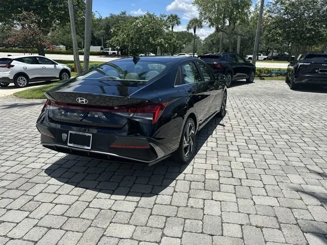 2025 Hyundai Elantra SEL Convenience photo 35