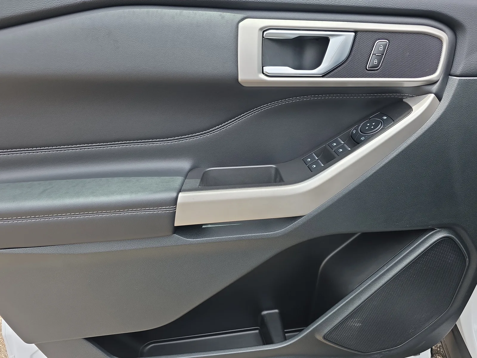 2024 Ford Explorer XLT photo 21