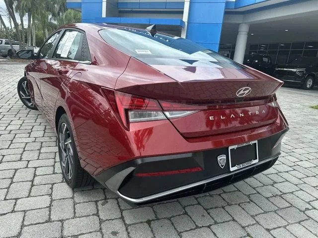 2025 Hyundai Elantra SEL Convenience photo 12