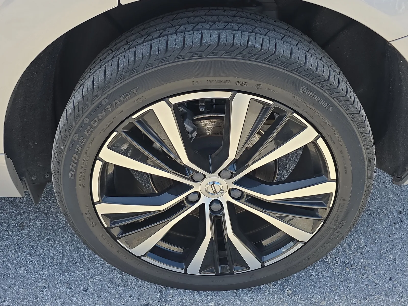 2024 Volvo XC60 Plus Dark Theme photo 13