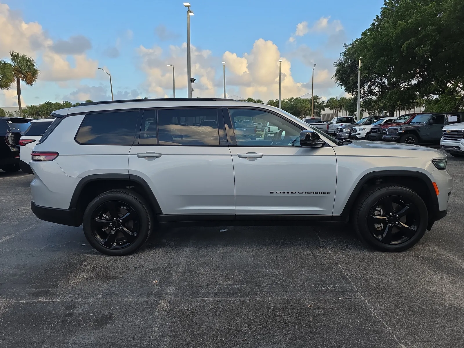 2023 Jeep Grand Cherokee L Altitude photo 8
