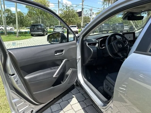 2023 Toyota Corolla Cross XLE photo 22