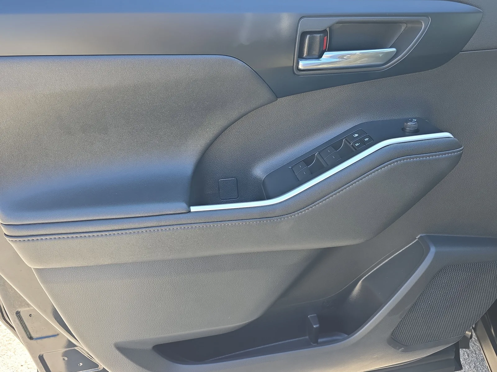 2024 Toyota Highlander LE photo 22