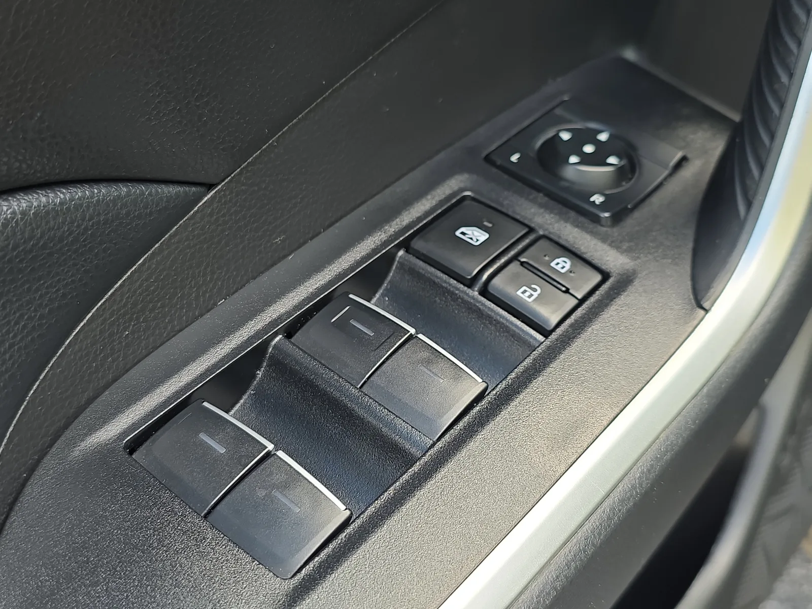 2024 Toyota RAV4 XLE photo 23